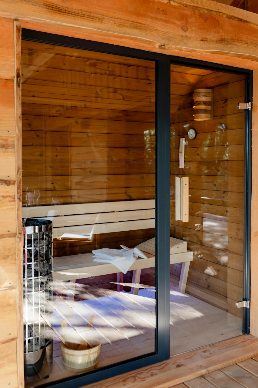 Intérieur de sauna en bois avec bancs - Nuit insolite Occitanie Jacuzzi - Dolce et Cabane