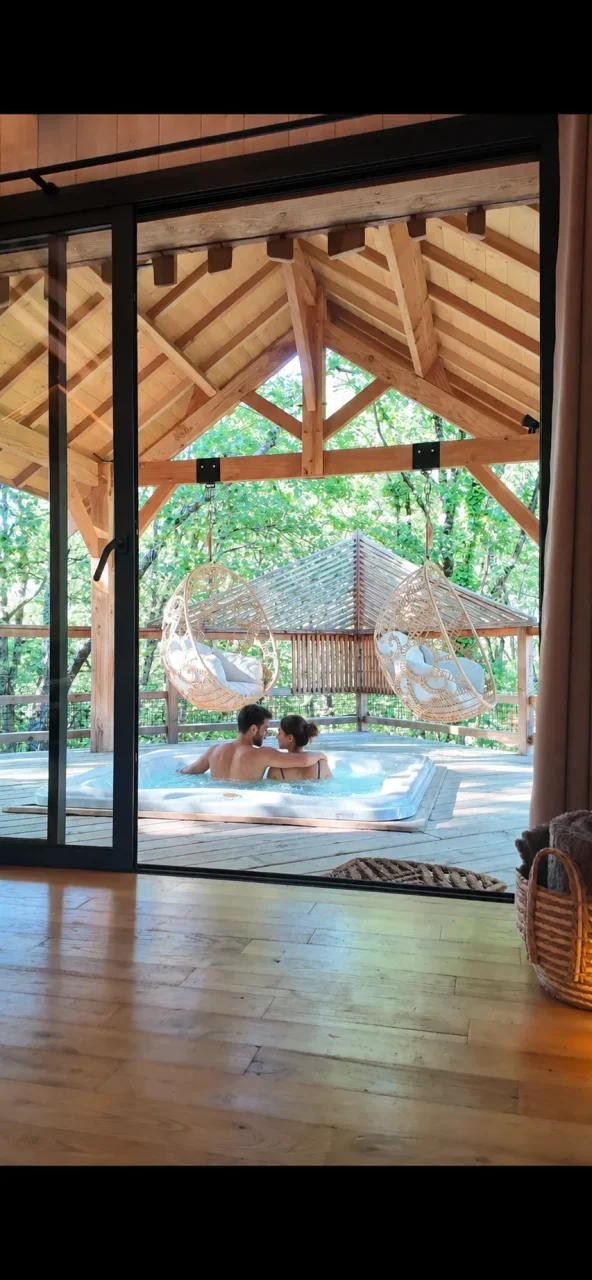 Couple dans un jacuzzi sous une terrasse en bois