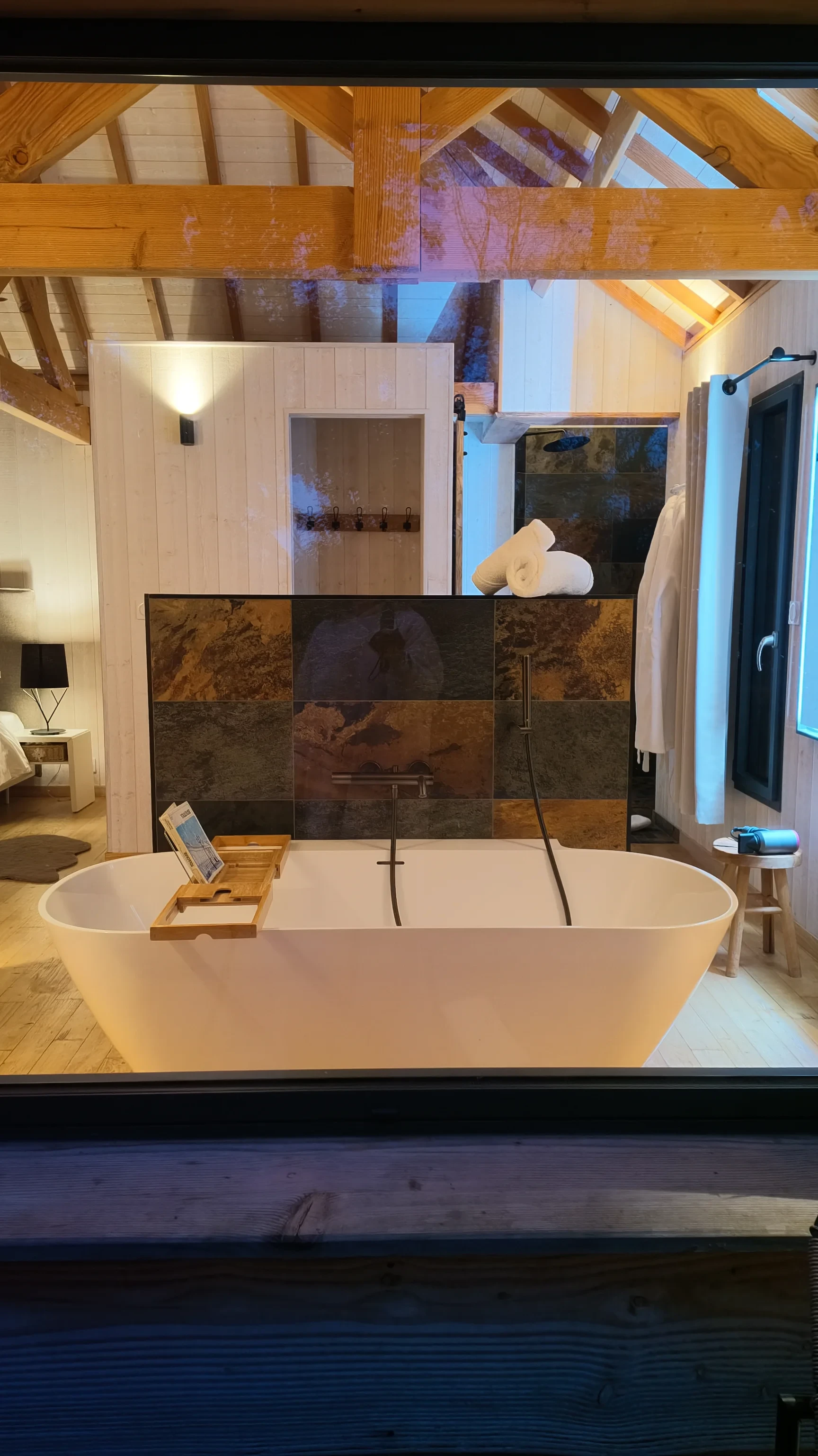 Baignoire îlot dans salle de bains sous combles