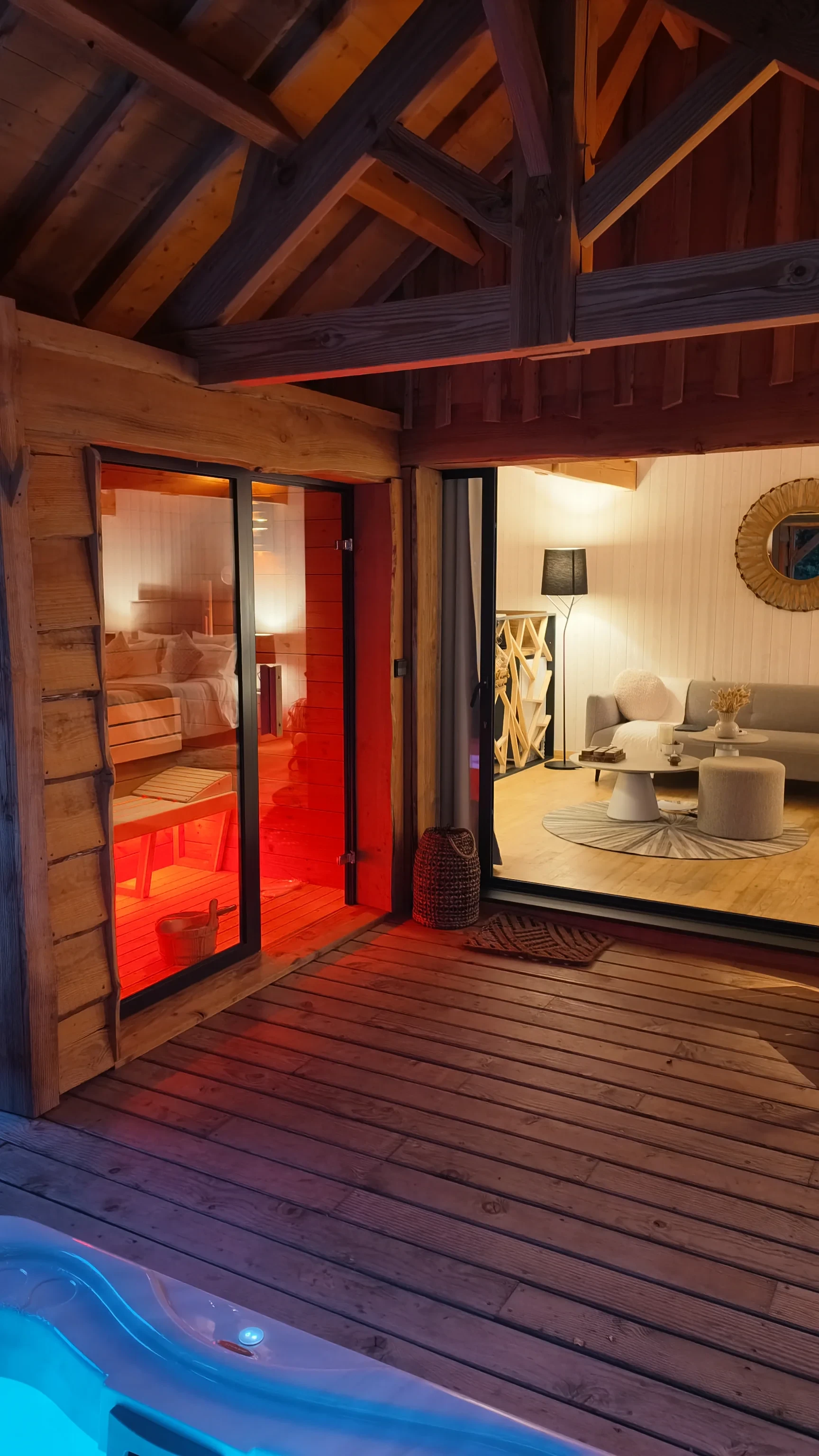 Sauna vitré et jacuzzi sur terrasse en bois