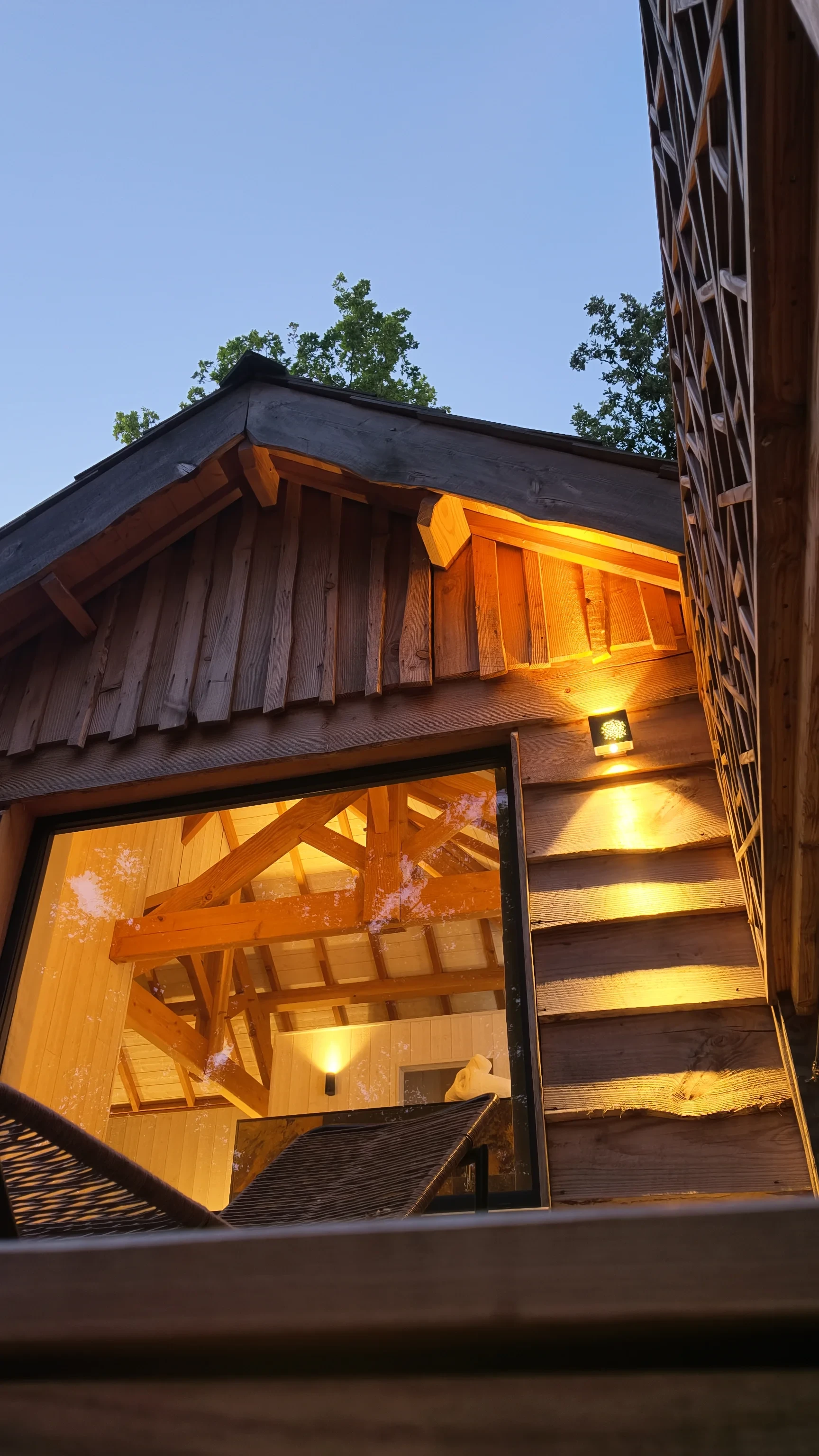 Chalet en bois illuminé au crépuscule