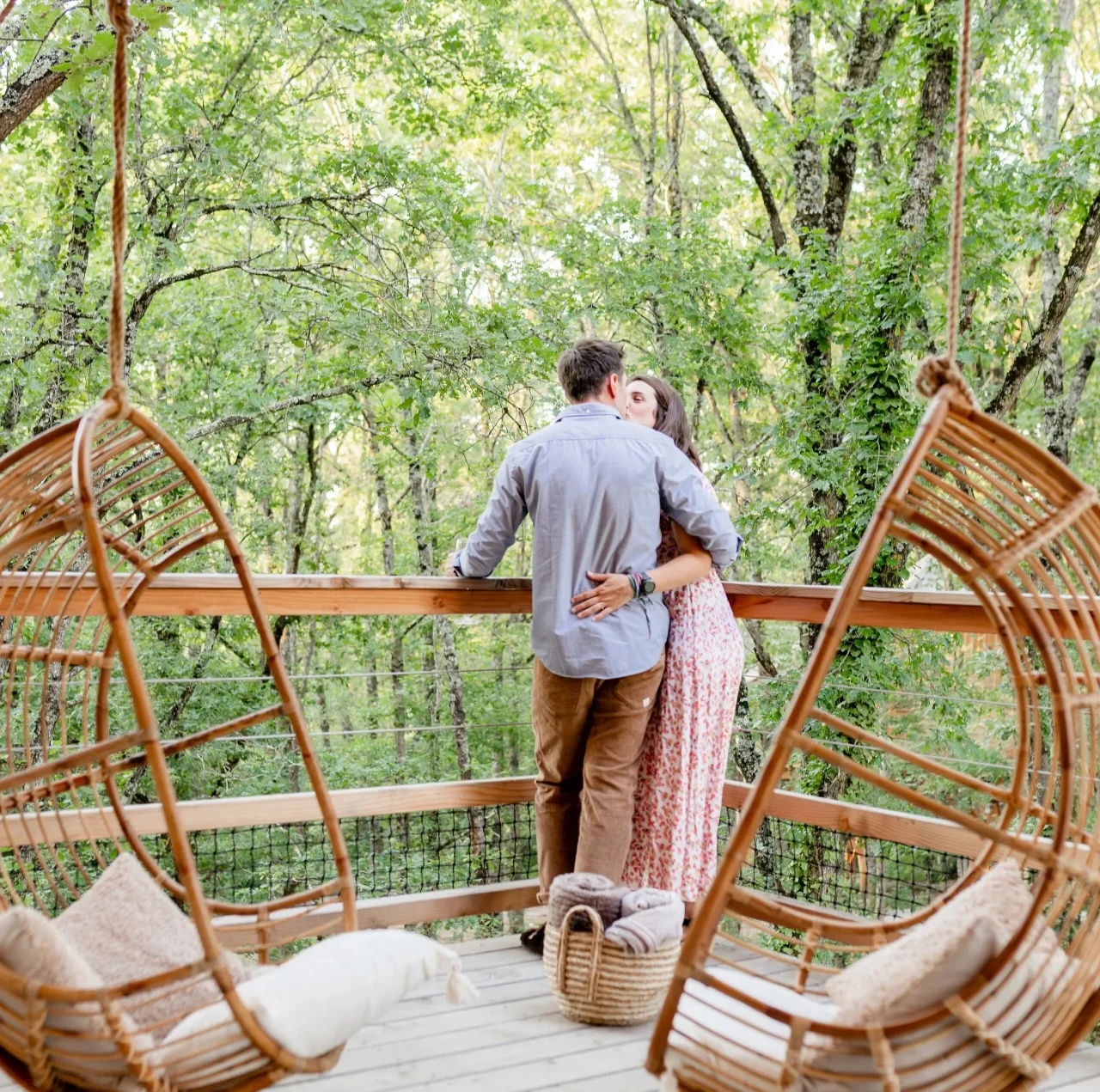 Couple s'embrassant sur une terrasse en forêt - Cabane dans les arbres Toulouse - Dolce & Cabane