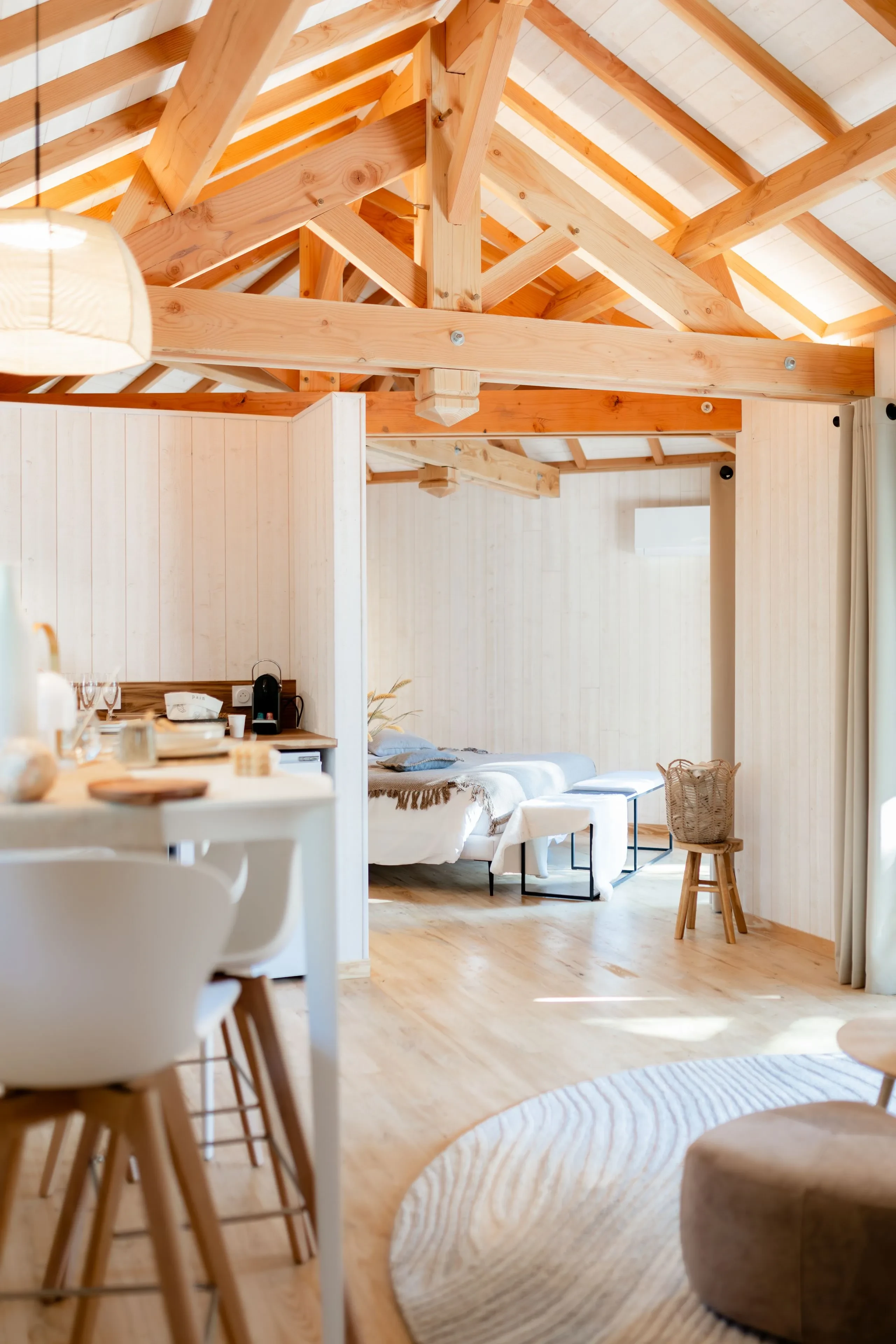 Intérieur lumineux avec poutres en bois apparentes - Cabane dans les arbres Toulouse - Dolce et Cabane