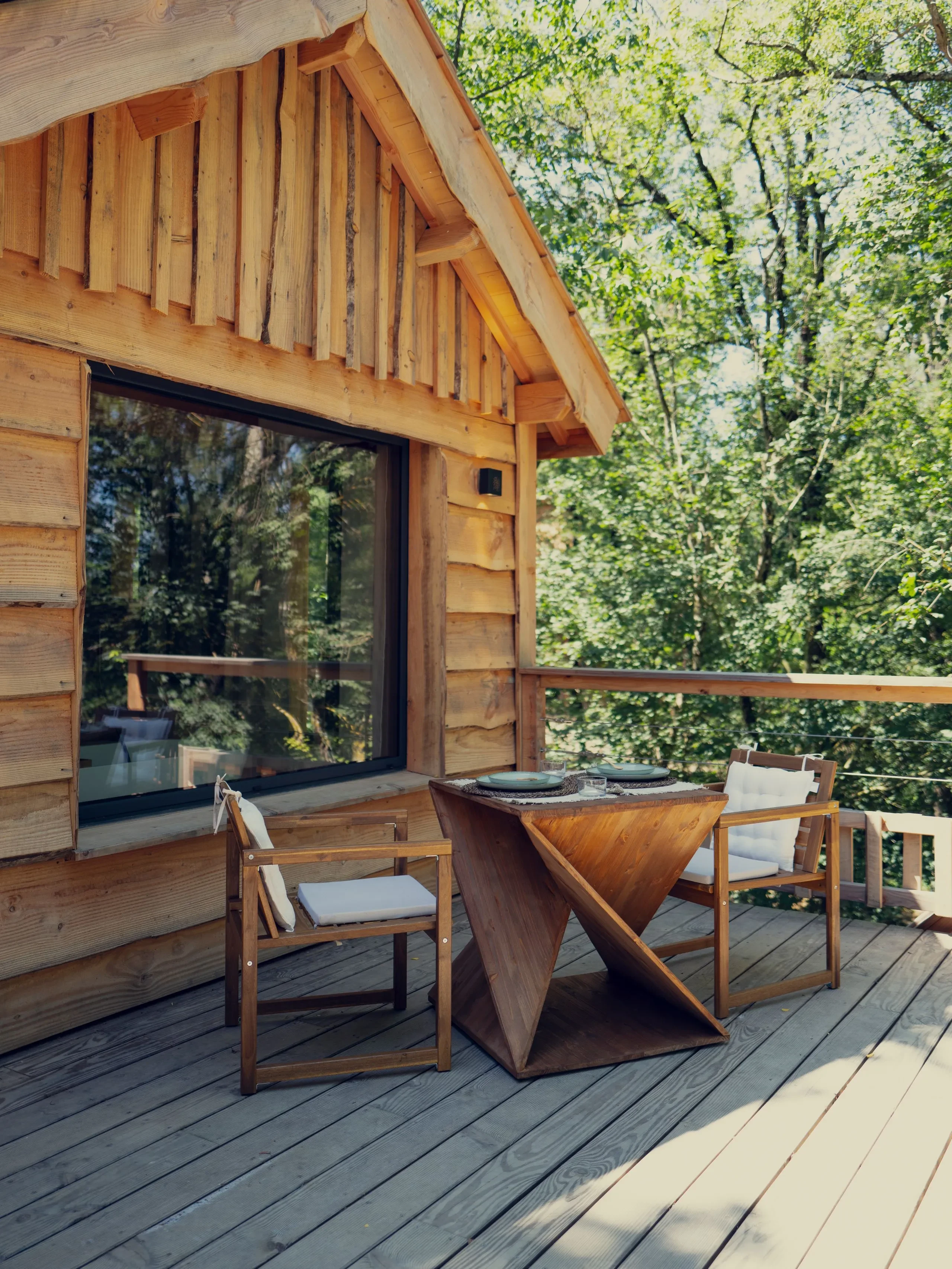 Terrasse en bois avec table et chaises - Cabane spa Occitanie - Dolce et Cabane