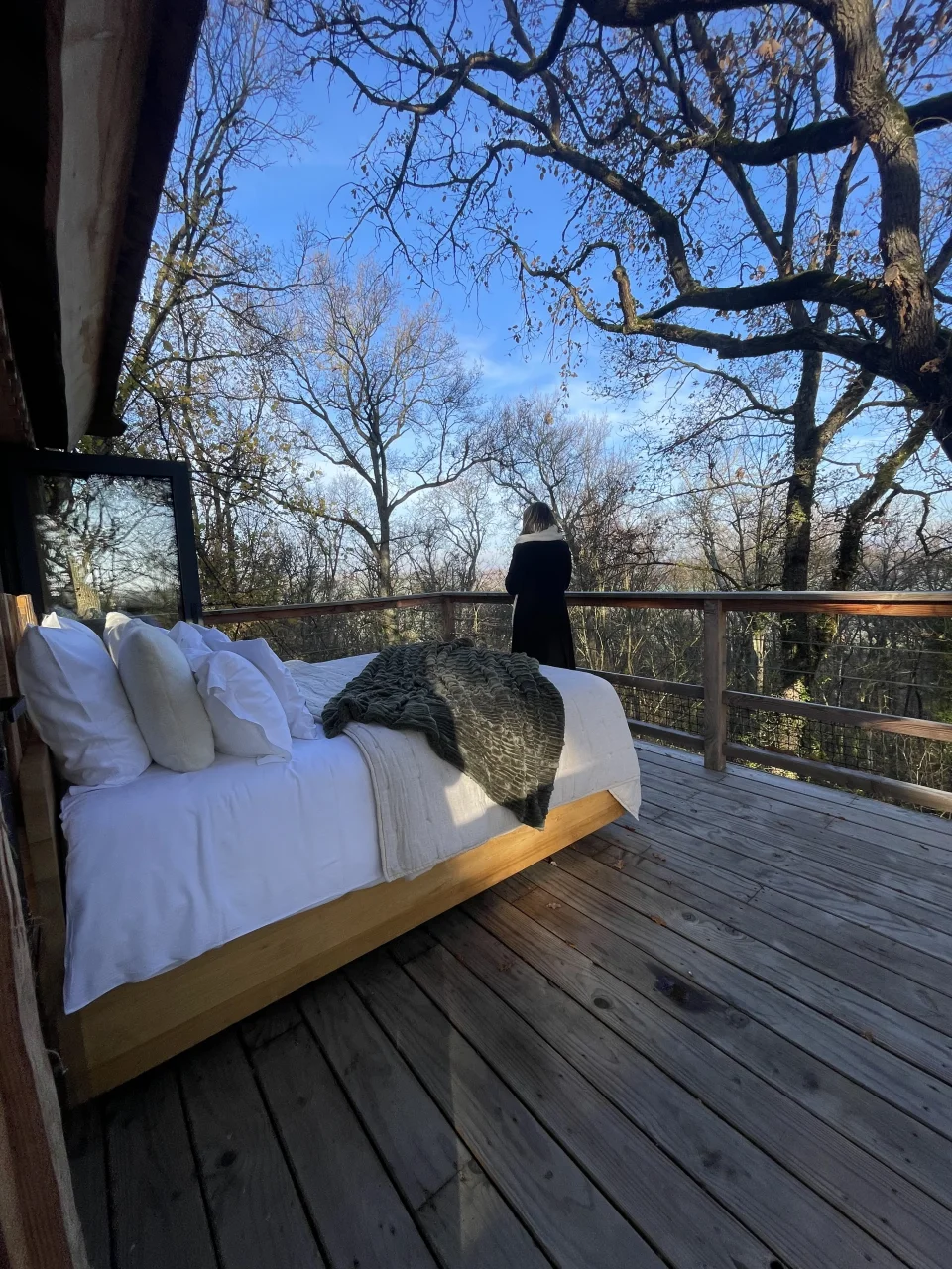 Terrasse avec lit et vue sur forêt - Cabane spa Occitanie - Dolce et Cabane